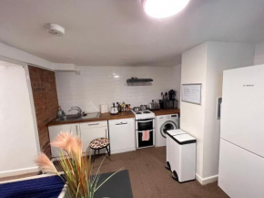 Comfortable Home away from Home, Self Catering Flat, town centre, free parking